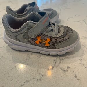 Under Armour Kids Sneakers in Gray and Orange